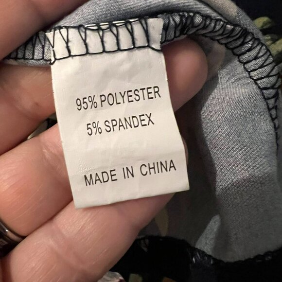 Size 4X - U.Vomade - Black and Red Floral Short Sleeve Knit Pullover - Picture 4 of 6